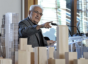 O renomado arquiteto Frank Gehry apresenta complexo, considerado polmico, que planejou para Torono, no Canad