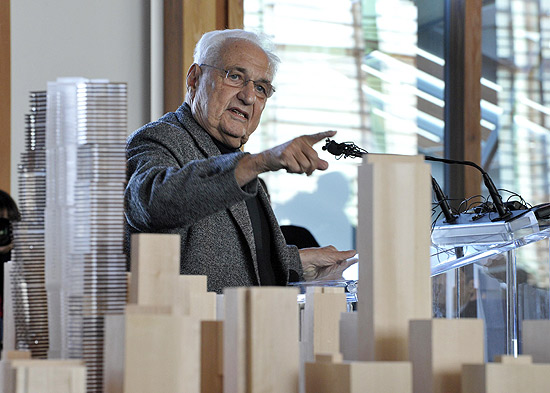 o arquiteto Frank Gehry mostra modelo de conjunto de prdios