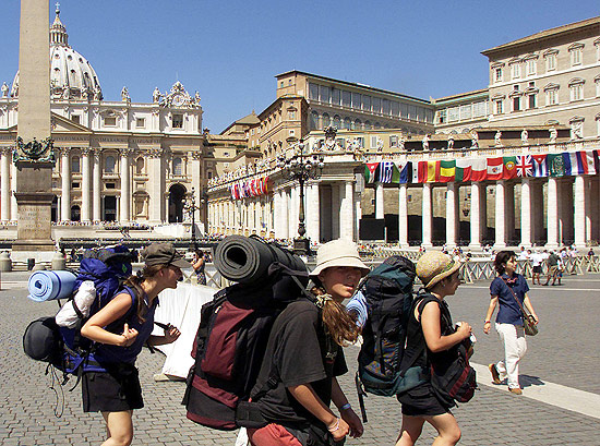 Mochileiros na praça São Pedro, no Vaticano; número de turistas ultrapassou um bilhão de pessoas em 2012