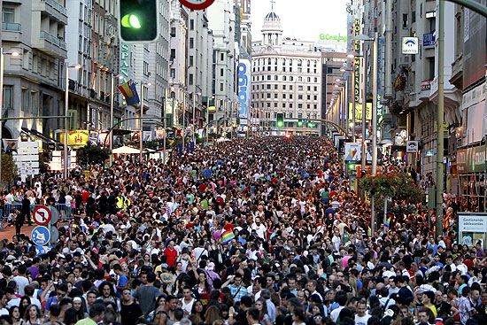 Multido marcha a favor do casamento gay na Gran Va, em Madri; cidade foi escolhida como sede do World Pride