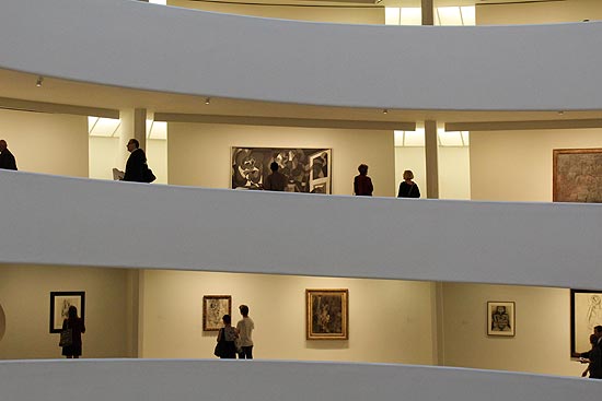 Visitantes percorrem a exposio de Pablo Picasso no museu Guggenheim, em Nova York 