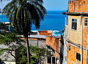 Vista do mar a partir da favela em dia ensolarado no Rio 