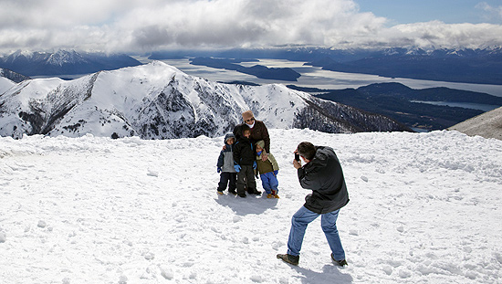 Turistas em Bariloche, na Argentina; em novembro, cidade sediar 20 edio de evento de msica erudita