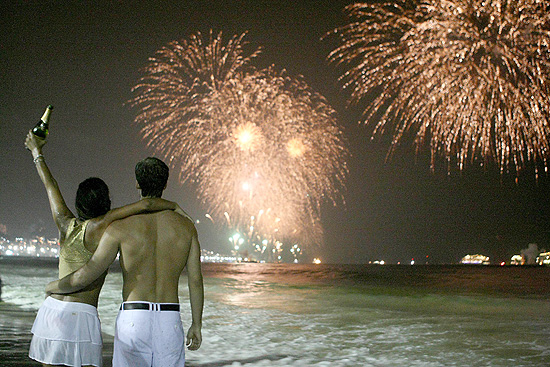 Queima de fogos durante a comemoração da chegada de 2012 em Copacabana, no Rio de Janeiro (RJ)