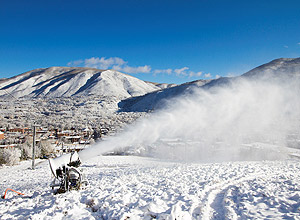 Montanha nevada em estao de esqui em Aspen, nos EUA; temporada no hemisfrio Norte tem incio em novembro