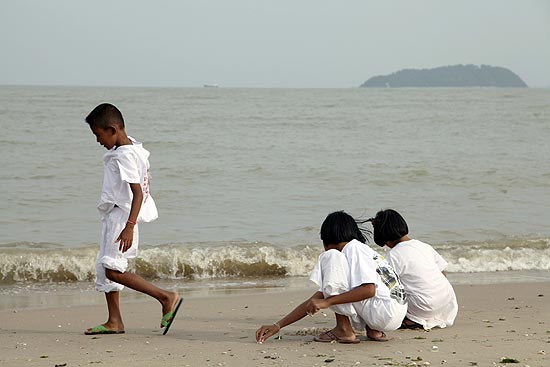 Crianas em Phuket, na Tailndia; praias do pas afetadas por tsunami em 2004 ainda falham em segurana 
