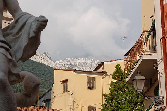 Vista de montanha de mármore em Carrara, na Toscana 