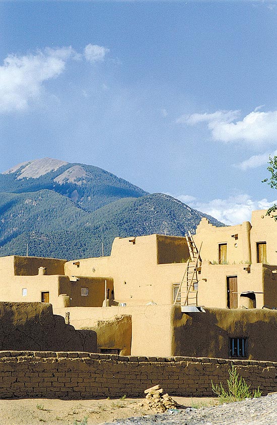 Vista de Taos, no Novo Mxico, nos EUA; cidade tem hotel construdo com materiais naturais e reciclados