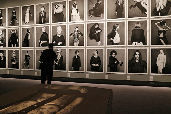 Exposio em homenagem  jaqueta preta da estilista de Coco Chanel no museu Grand Palais, de Paris