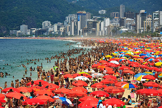 Guarda-sis vermelhos dominam a paisagem da praia de Ipanema, no Rio de Janeiro