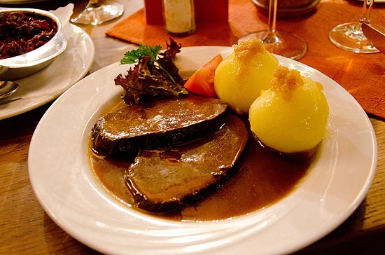Frnkische sauerbraten (carne assada marinada com molho levemente azedado)