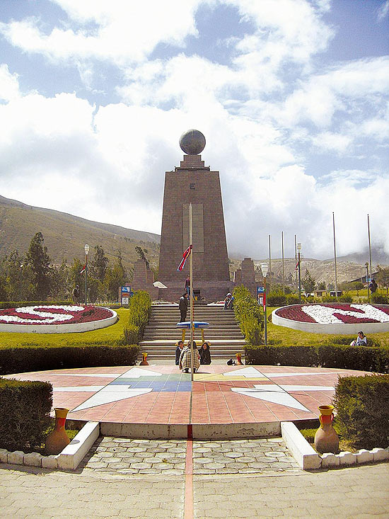 Monumento alusivo à linha do Equador no parque Meio do Mundo, em Quito