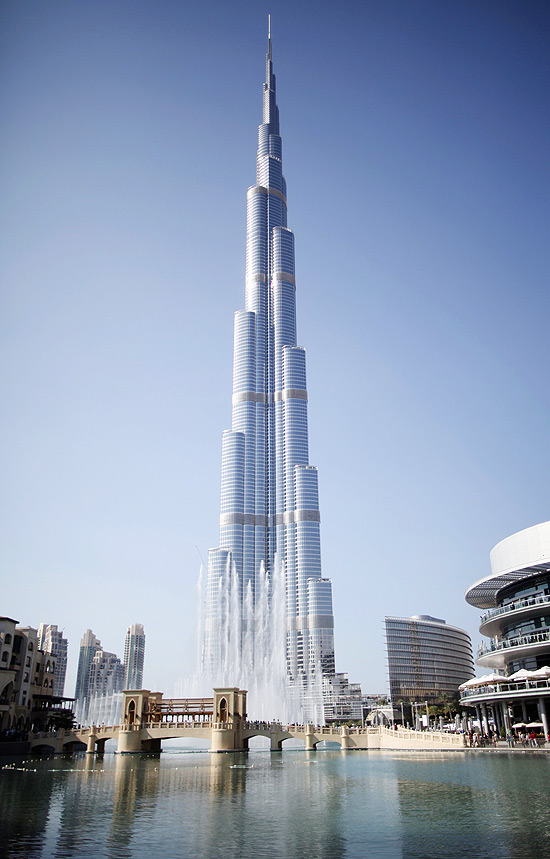 Edifício Burj Khalifa, considerado o mais alto do mundo, fica na cidade de Dubai e tem 828 metros de altura