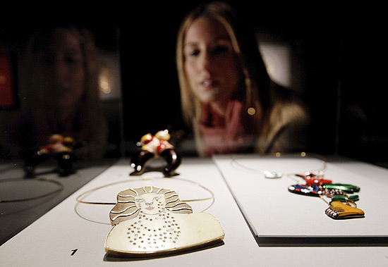 Visitante observa joias em exposio no Instituto Valenciano de Arte Moderna; na imagem, criao em mrmore, ouro e brilhantes de Niki de Saint