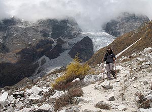 Turista faz "trekking" perto do glaciar Lirung, no Nepal 
