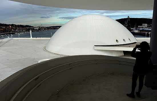 Mulher fotografa o Centro Cultural Niemeyer, na cidade espanhola de Avils