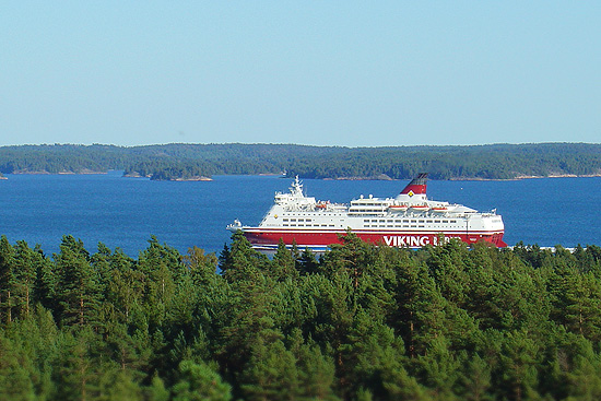 Navio da companhia Viking Line navega nas águas de Turku, na Finlândia