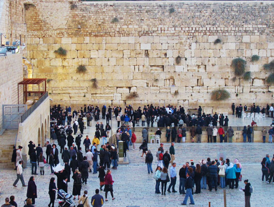 Judeus e turistas dividem espaço no Muro das Lamentações, em Jerusalém