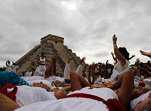 Pessoas participam de ritual em frente ao templo Kukulkan, em Chichen Itz, Mxico in Chichen Itza, Mexico, 