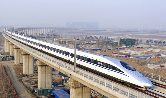 Trem-bala atravessa a ponte Yongdinghe, em Pequim; China inaugurou linha frrea mais rpida do mundo