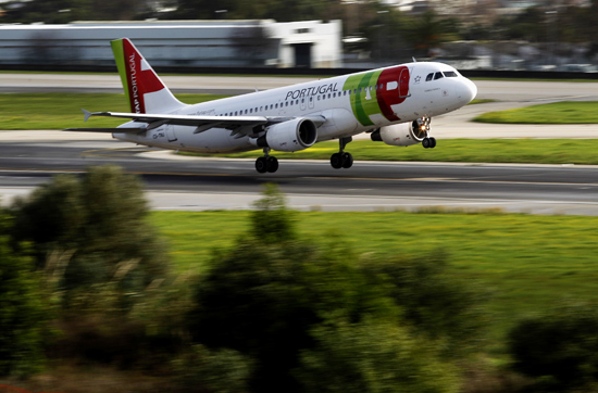 Avio da TAP decola do aeroporto internacional de Lisboa