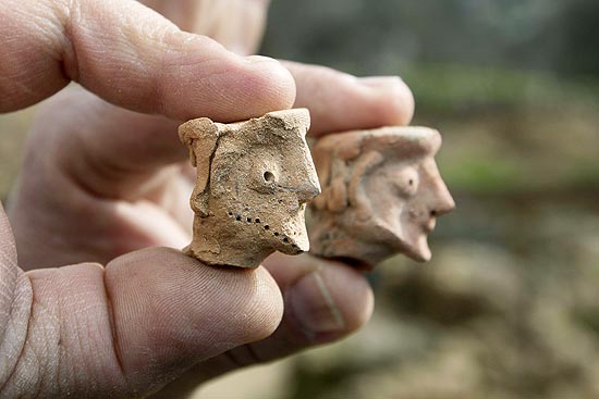 Arqueologista segura figuras usadas em rituais religiosos em Tel Motza, prximo a Jerusalm