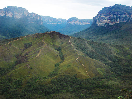 Vista do vale do Pati, na chapada Diamantina (BA); local  alcanado aps trilha que dura cinco dias
