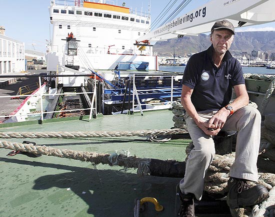 O aventureiro Ranulph Fiennes posa a bordo do navio S.A. Agulhas, na Cidade do Cabo