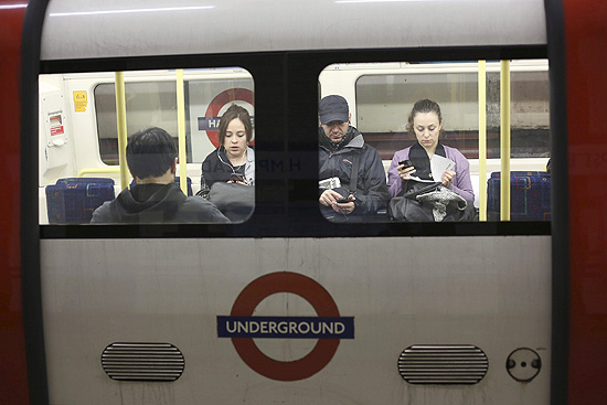 Passageiros em vago do metr de Londres, que completa 150 anos hoje