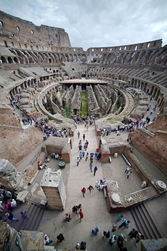 Turistas caminham pelo Coliseu, em Roma; afrescos coloridos foram encontrados no local