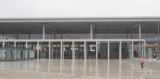 Fachada do terminal principal do aeroporto de Berlim-Brandenburgo, cuja inaugurao est atrasada