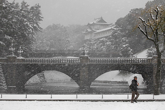 Homem enfrenta tempestade de neve prximo ao Palcio Imperial, em Tquio; cidade japonesa foi atingida por nevascas