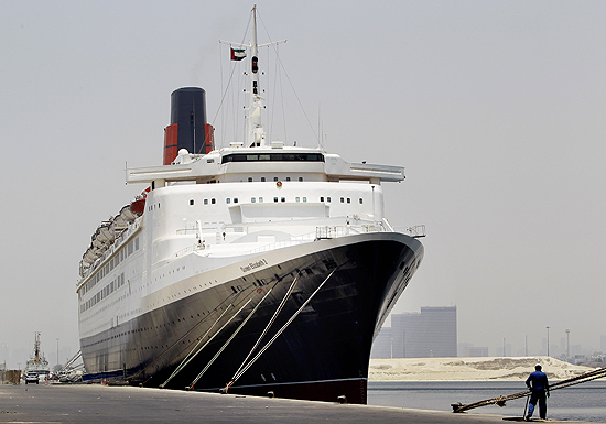 Navio Queen Elizabeth 2 atracado em Dubai; embarcao ser transformada em hotel flutuante com 500 quartos