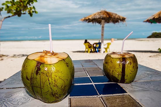 Coco gelado na praia do Sossego, uma das mais bonitas da ilha de Itamarac