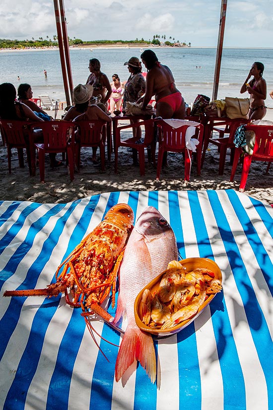 Lagosta, peixe e camares servidos no Bar do Beto, na ilha da Coroa do Avio