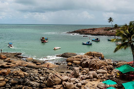 Barcos ancorados na praia de Calhetas, uma das mais famosas do litoral sul de Pernambuco