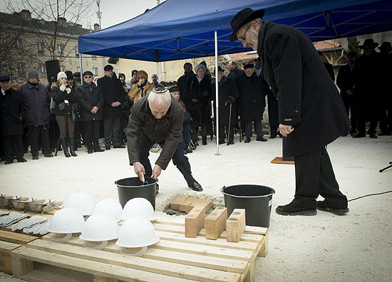 Lderes da comunidade judaica hngara colocam a pedra fundamental da nova sinagoga de Budapeste