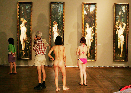 Vistiantes observam obras no museu Leopold, de Viena, que permitiu a entrada gratuita de pessoas nuas ou com roupa de banho durante exposio de arte ertica 