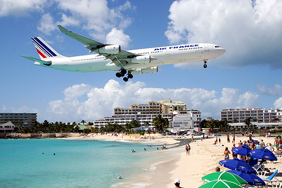Avio sobrevoa a praia Maho Beach, na ilha de St. Marteen, no Caribe, em direo ao aeroporto Princess Juliana 