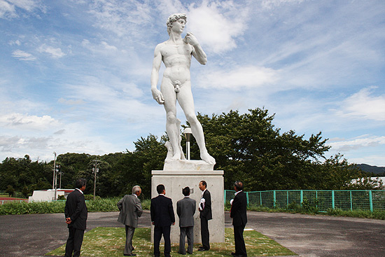 Réplica da escultura David, de Michelângelo, em parque público da cidade de Okuizumo, no Japão