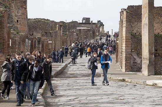 Turistas caminham pelo stio arqueolgico de Pompeia, na Itlia