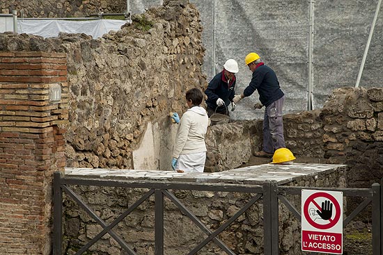 Restauradores trabalham na reforma do stio arqueolgico de Pompeia, estimada em 105 milhes de euros