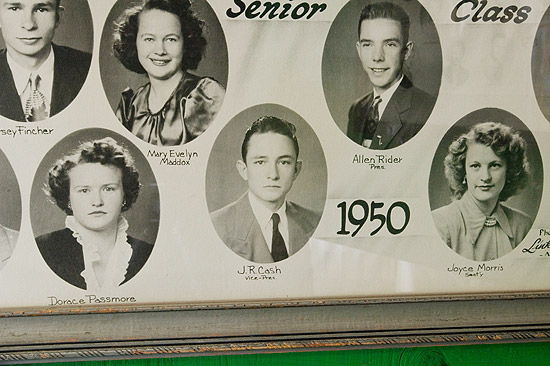 Johnny Cash (ao centro)em foto no lbum da escola em Dyess