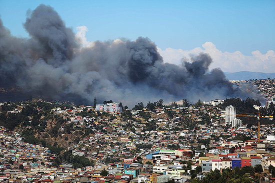 Fumaa cobre o balnerio de Valparaso, no Chile; incndio j causou a remoo de 500 pessoas do local