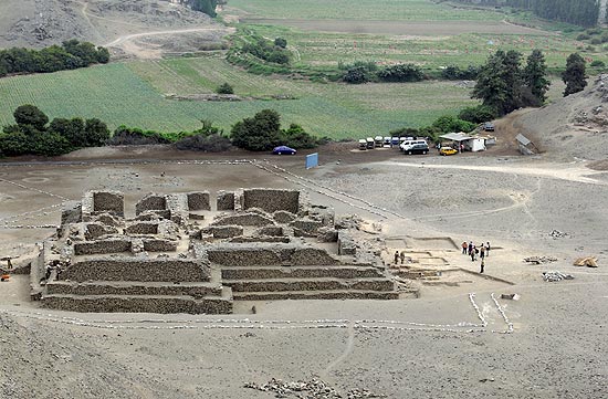 Imagem aérea do templo do Fogo, descoberto no complexo arqueológico peruano El Paraíso