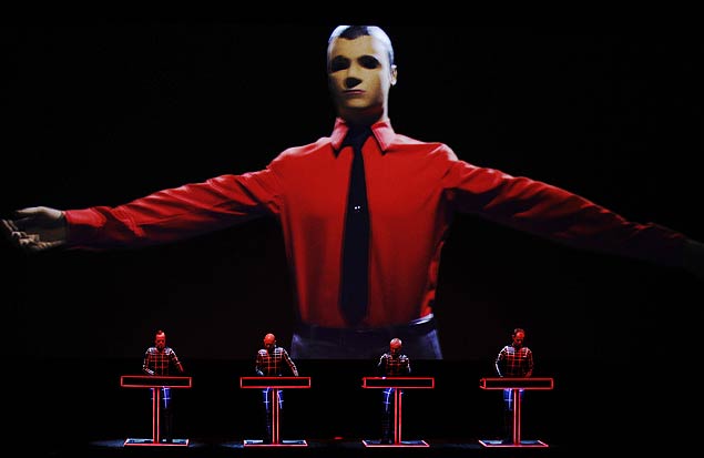A banda alem Kraftwerk durante show em Londres