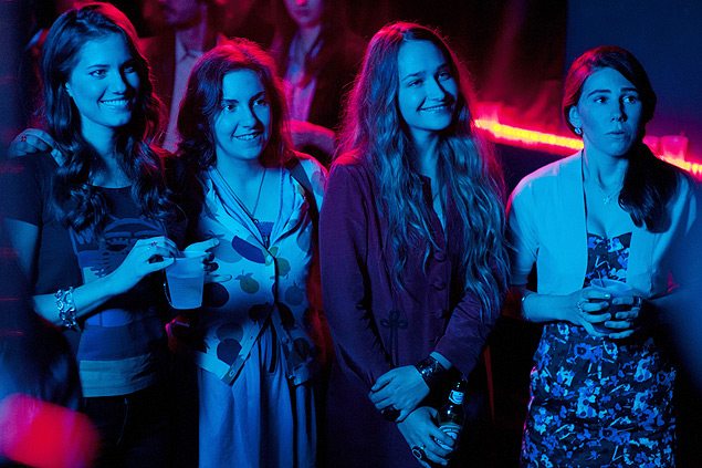 As atrizes Allison Williams, Lena Dunham, Jemima kirke e Zosia Mamet durante cena da série "Girls", da HBO