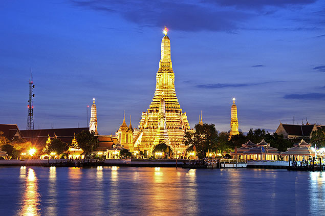 Vista do rio Chao Praya com o templo Wat Arun ao centro