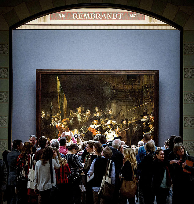 Visitantes em frente ao quadro de Rembrandt "A Ronda Noturna" no Rijksmuseum, em Amsterd
