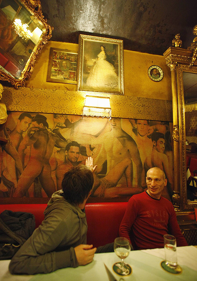 Bar Goldener Spiegel, onde clientes podem ficar sem camisa